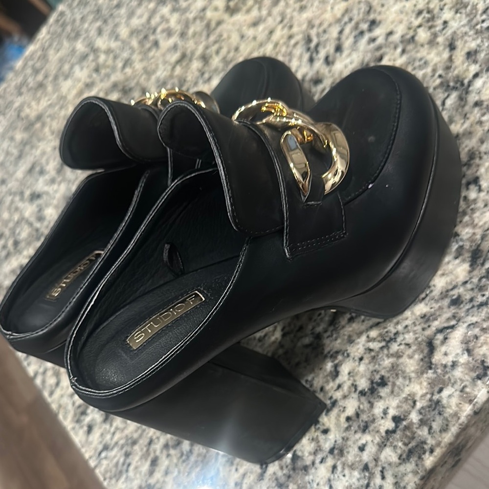 Gold Chain Black Loafers - Picture 2 of 3